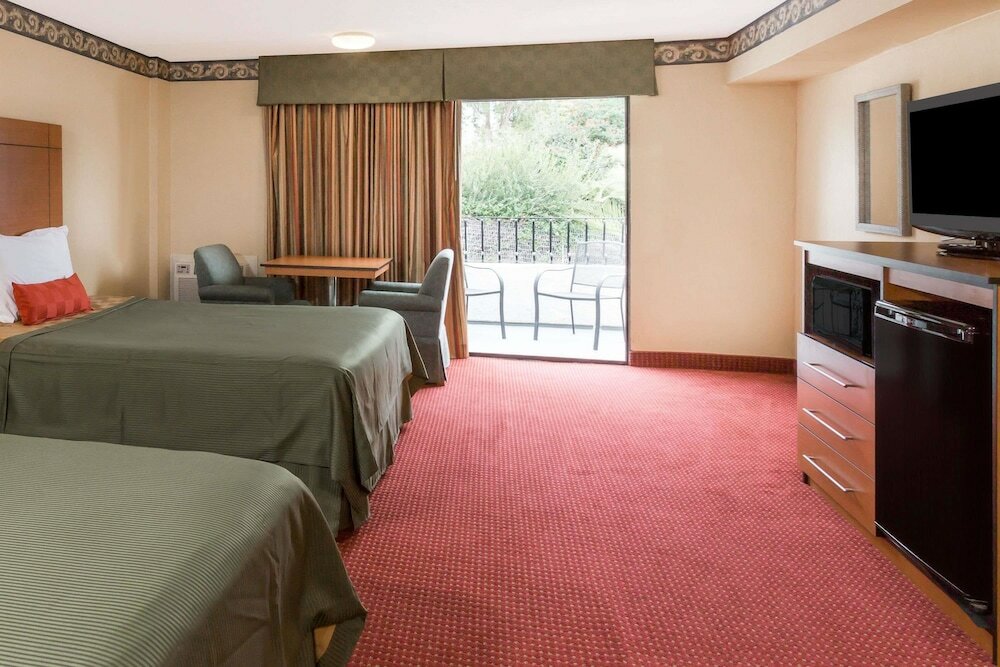 Фото Travelodge by Wyndham San Clemente Beach