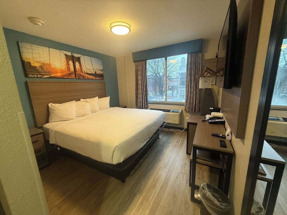 Фото Days Inn by Wyndham Brooklyn Borough Park
