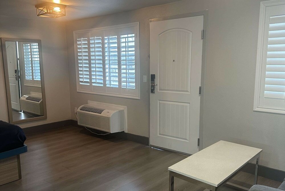 Фото Super 8 by Wyndham Oceanside Downtown