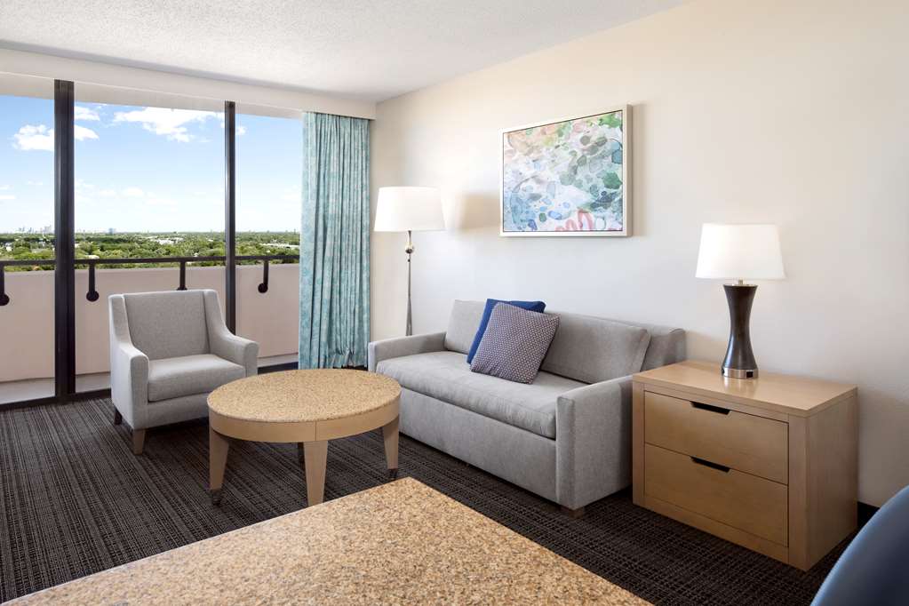 Фото Embassy Suites by Hilton Tampa Airport Westshore