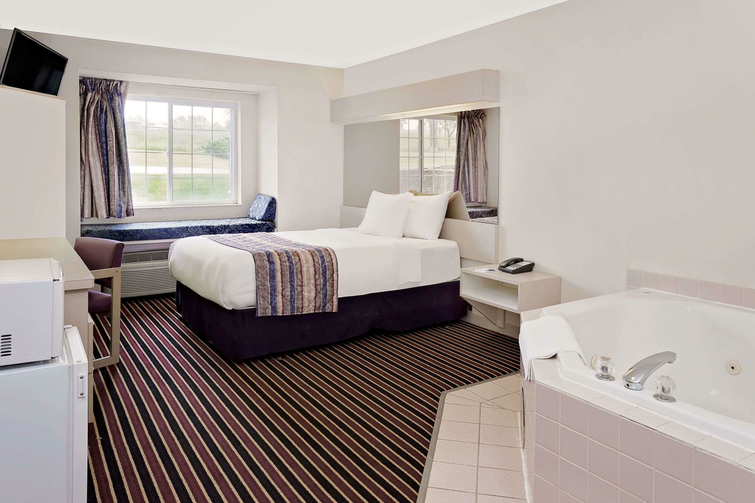 Фото Microtel Inn & Suites by Wyndham Madison East