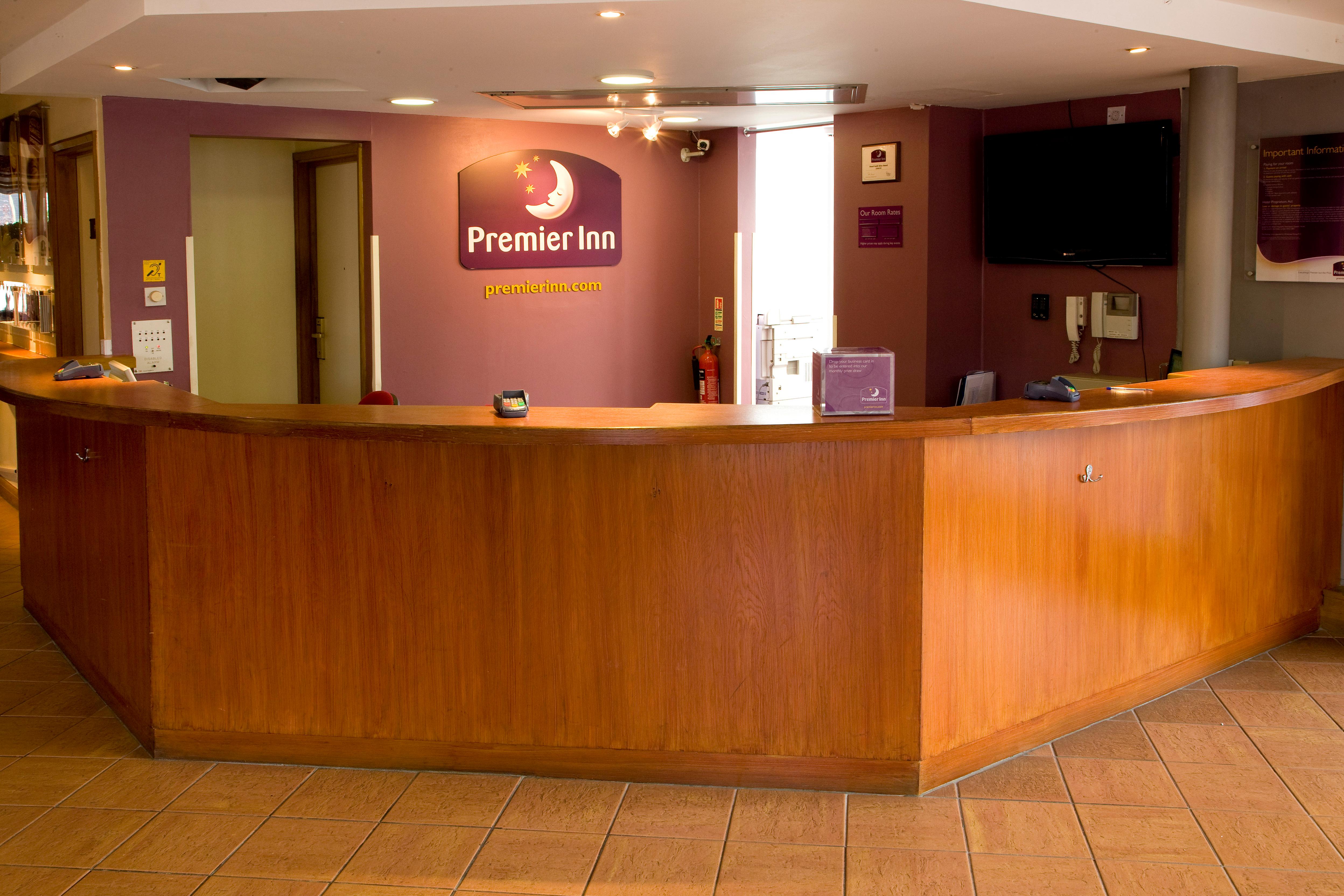 Фото Premier Inn London Putney Bridge
