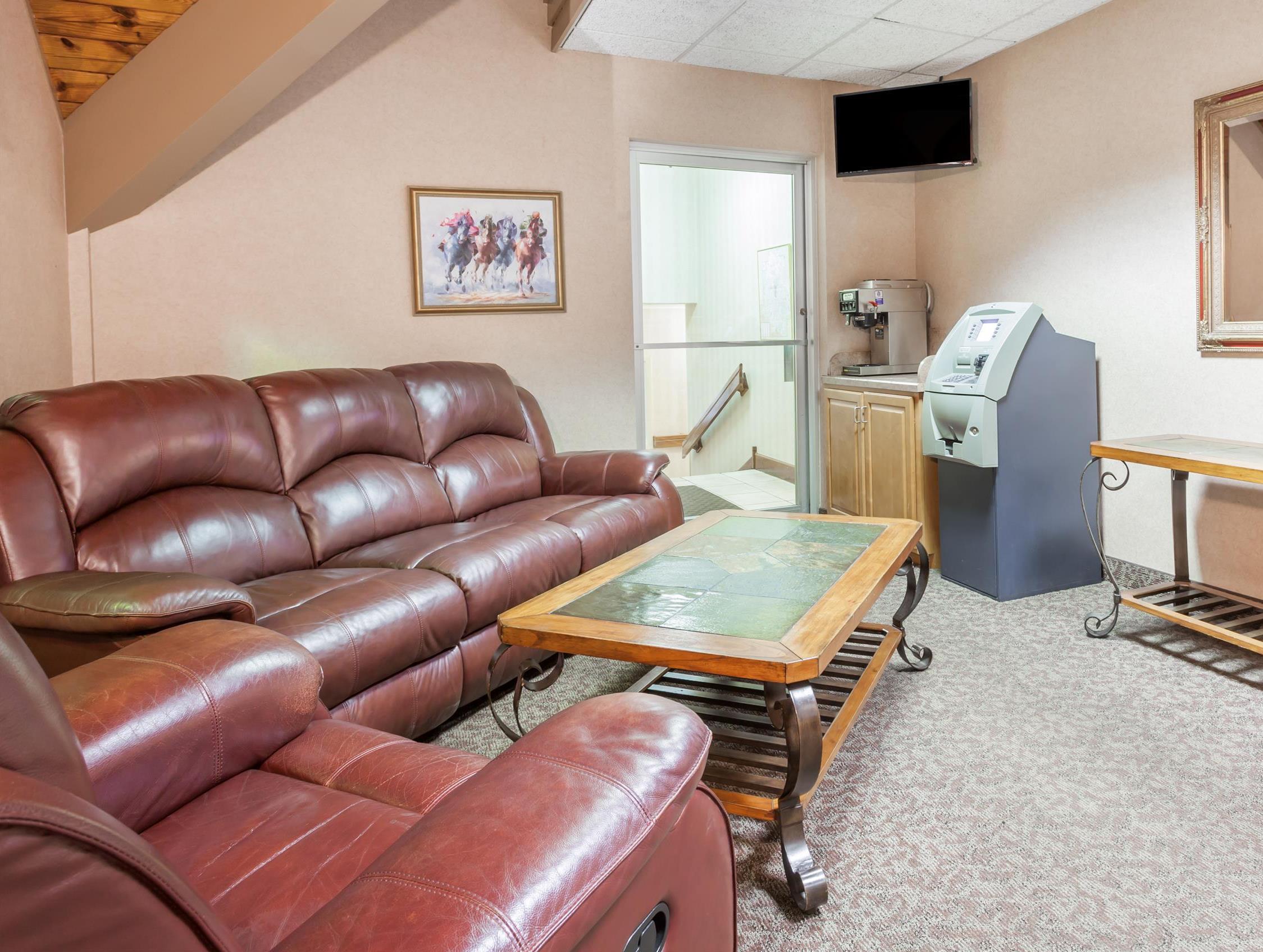 Фото Days Inn & Suites by Wyndham Lexington