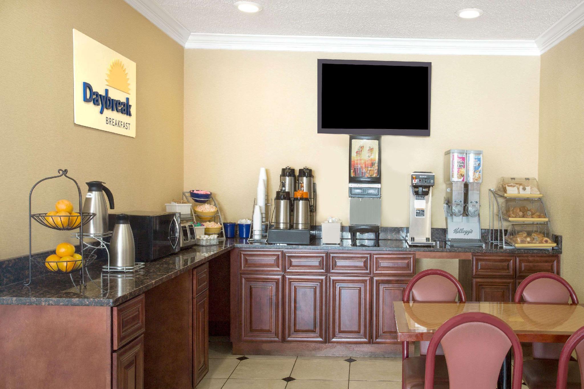 Фото Days Inn by Wyndham Washington DC/Gateway