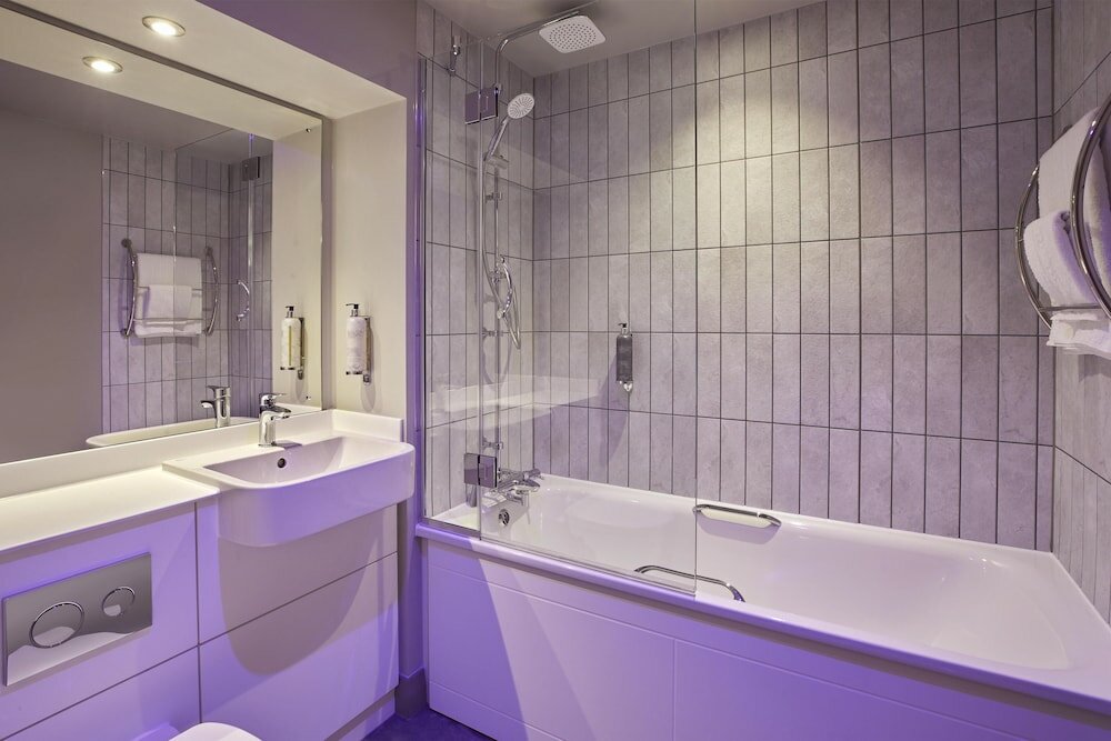 Фото Holiday Inn Express London - Newbury Park, an Ihg Hotel