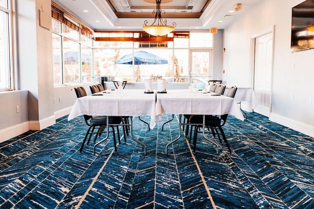 Фото Salem Waterfront Hotel & Suites