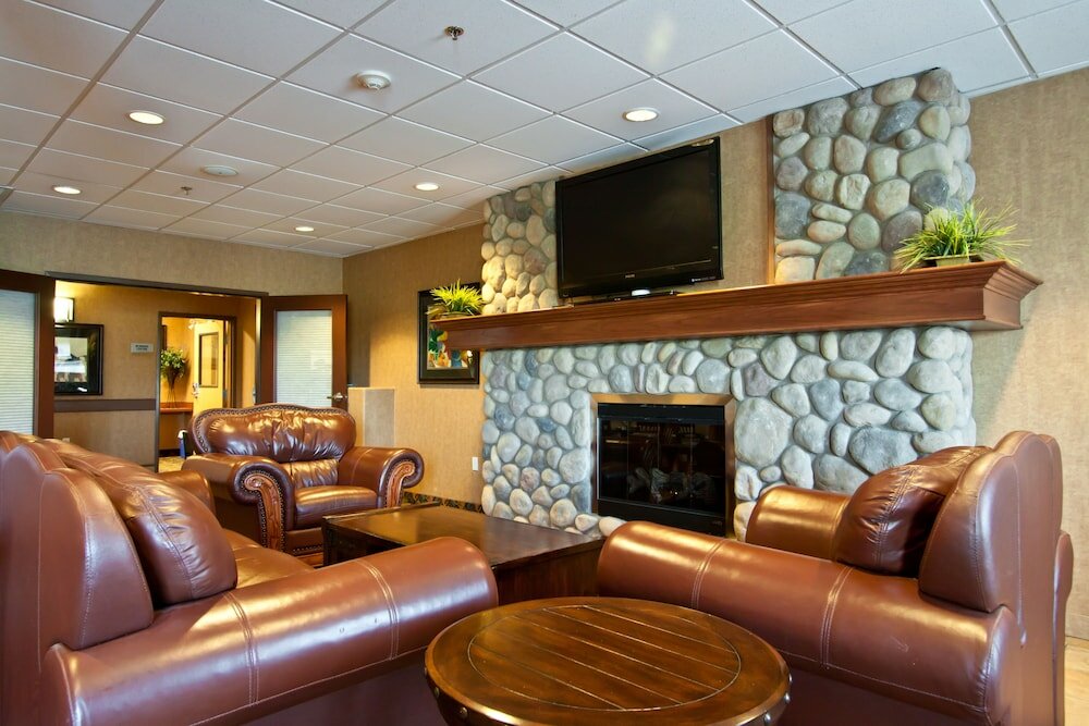 Фото Days Inn & Suites by Wyndham Strathmore