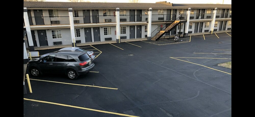 Фото Deluxe Inn & Suites By OYO Miami OK