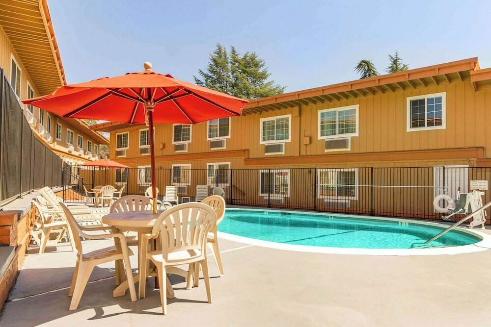 Фото Auburn House Hotel