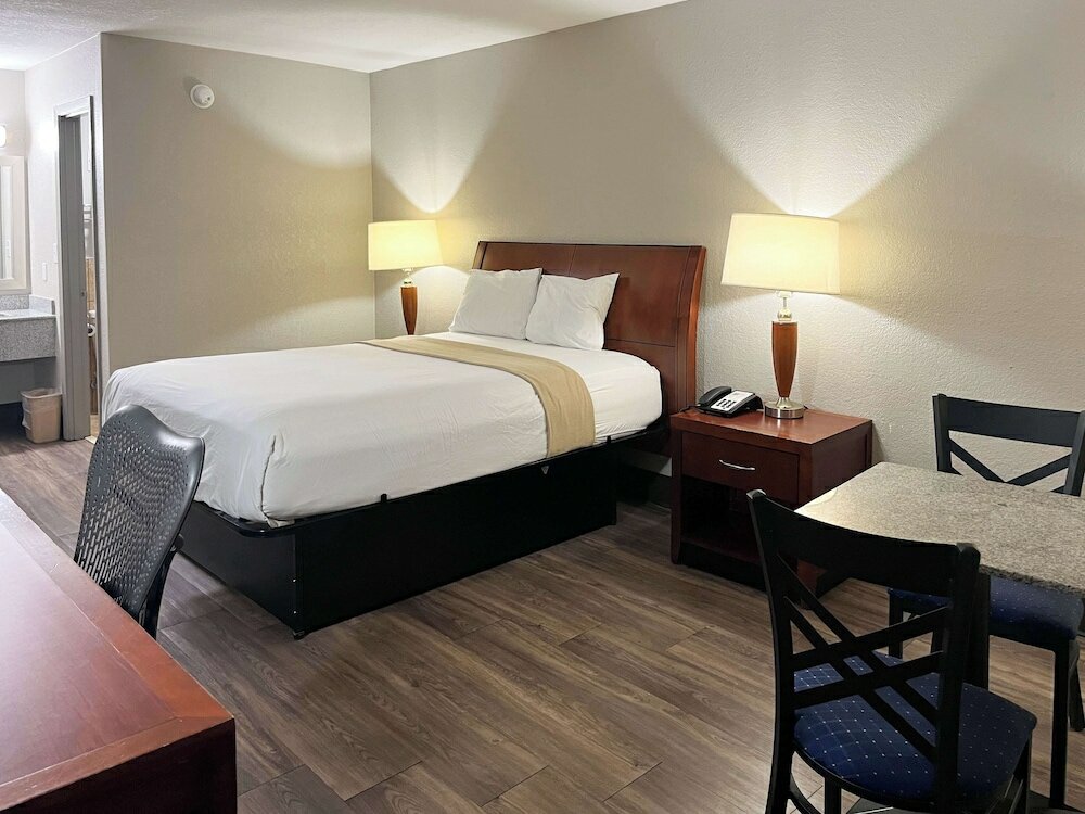 Фото Days Inn by Wyndham Raleigh Downtown South