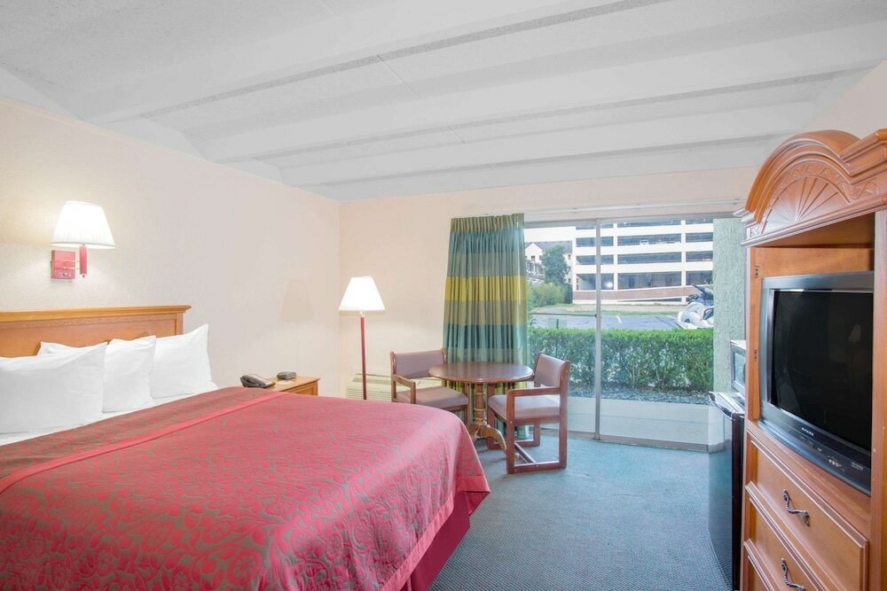 Фото Days Inn by Wyndham Tallahassee University Center