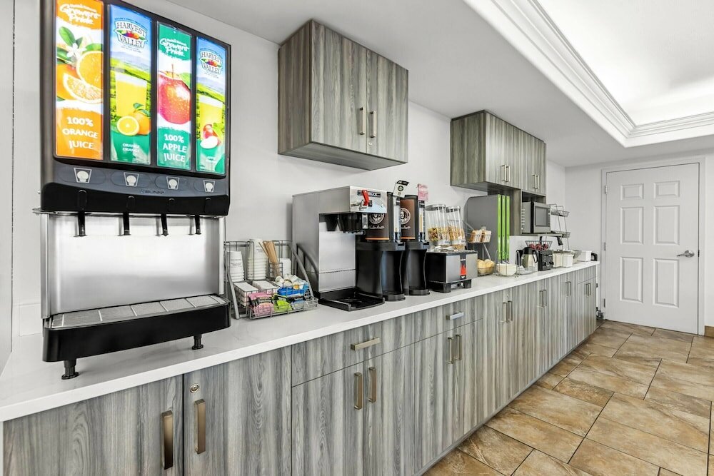 Фото Super 8 by Wyndham Saskatoon Near Saskatoon Airport