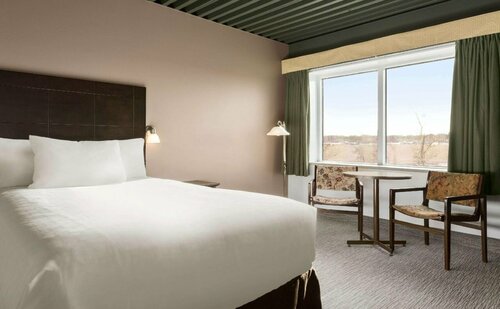 Гостиница Travelodge by Wyndham Baie-Comeau в Бе-Комо