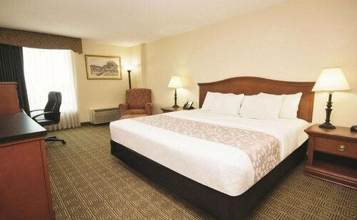 Гостиница La Quinta Inn & Suites by Wyndham Downtown Conference Center в Джэксонвилле