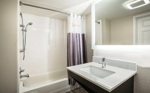 Гостиница La Quinta Inn & Suites by Wyndham Clearwater South в Пинелас Парк