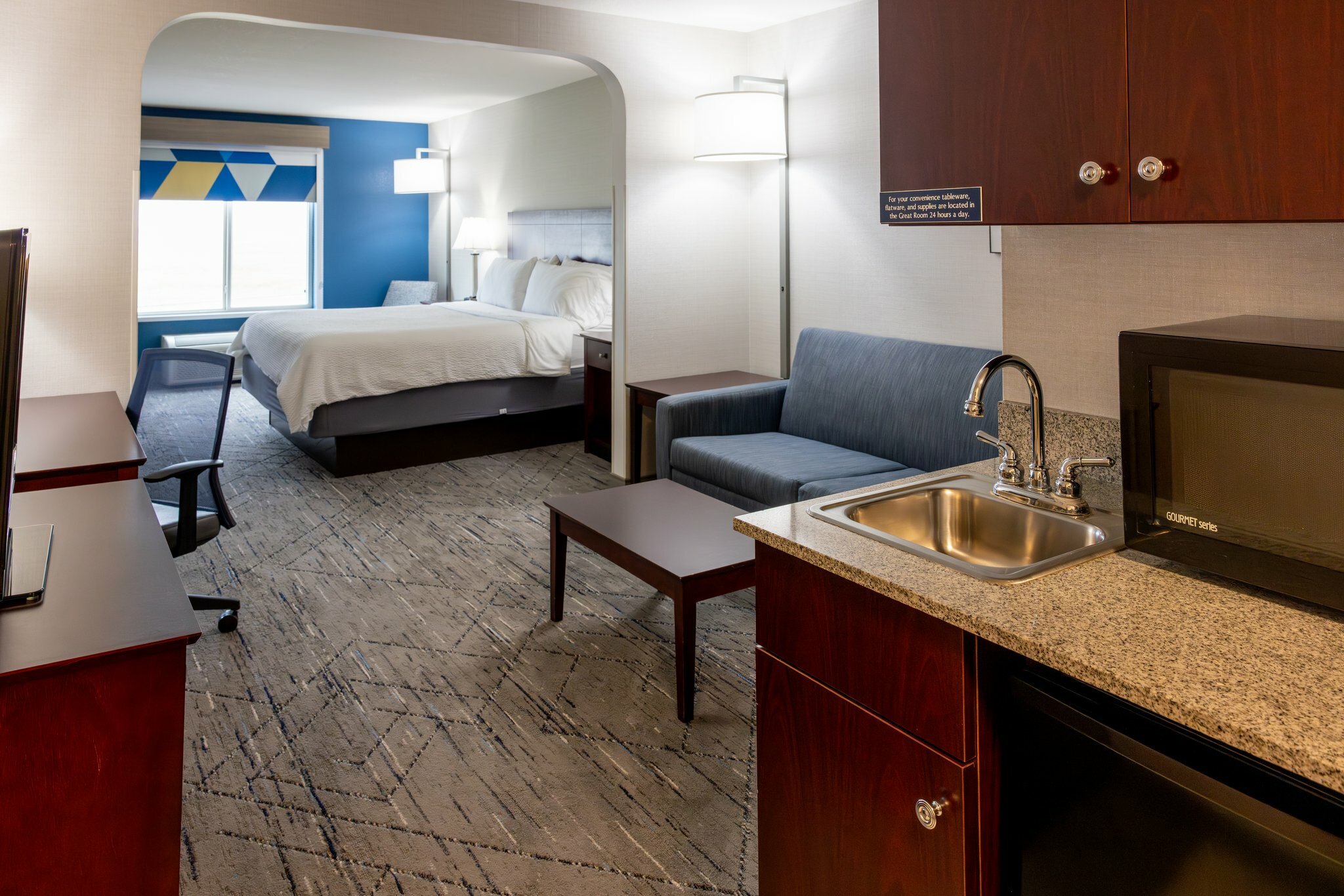 Фото Holiday Inn Express & Suites Wichita Airport, an Ihg Hotel