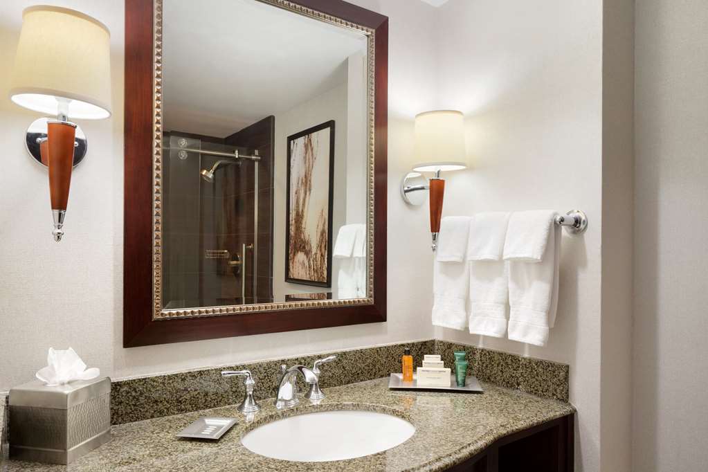 Фото Hilton East Brunswick Hotel & Executive Meeting Center