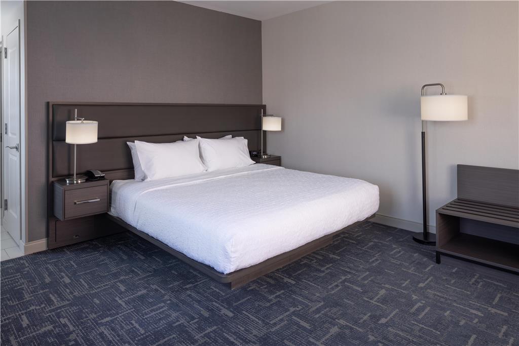 Фото Hampton Inn & Suites Portsmouth Downtown