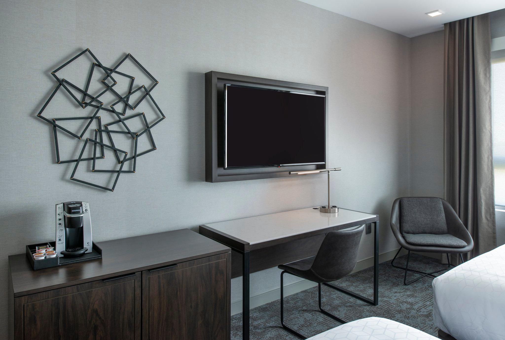Фото Holiday Inn Express Boston Logan Airport - Revere, an Ihg Hotel