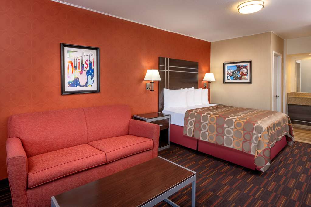 Фото Best Western Plus Raffles Inn & Suites