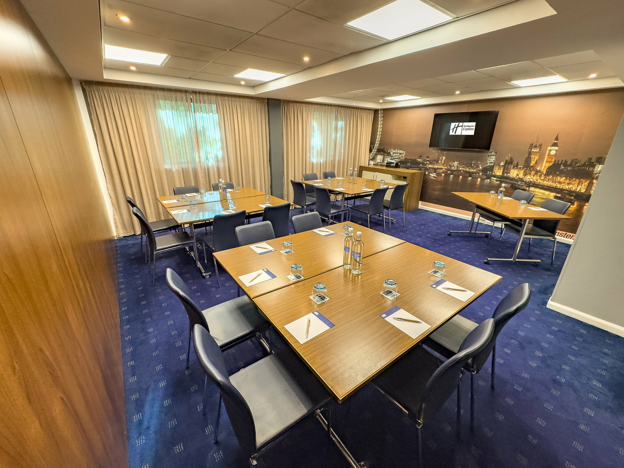 Фото Holiday Inn Express London - Stratford, an Ihg Hotel