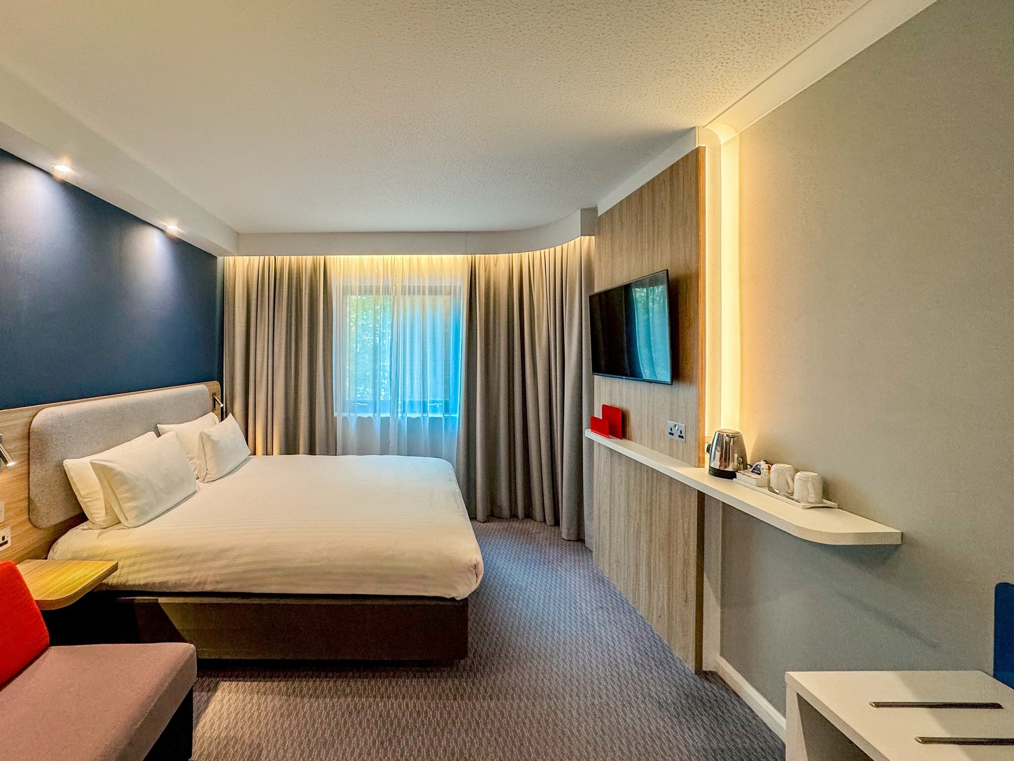 Фото Holiday Inn Express London - Stratford, an Ihg Hotel
