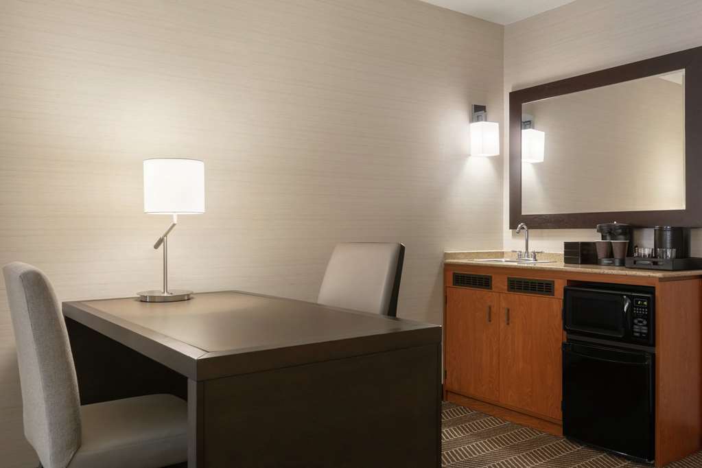 Фото Embassy Suites by Hilton Boston at Logan Airport