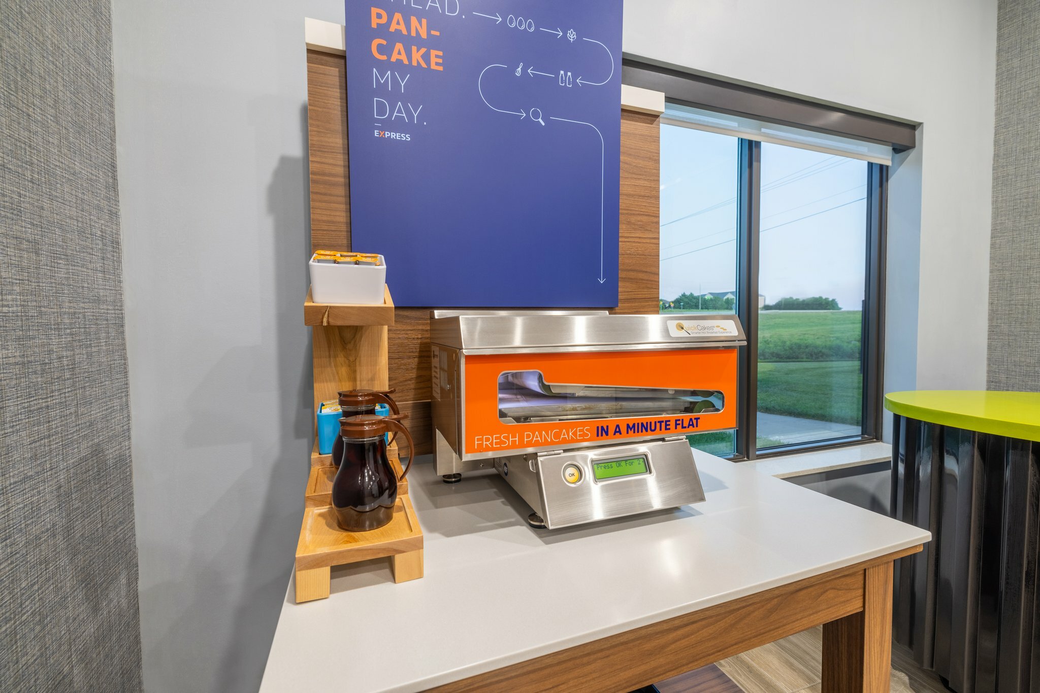 Фото Holiday Inn Express and Suites Kansas City Airport, an Ihg Hotel