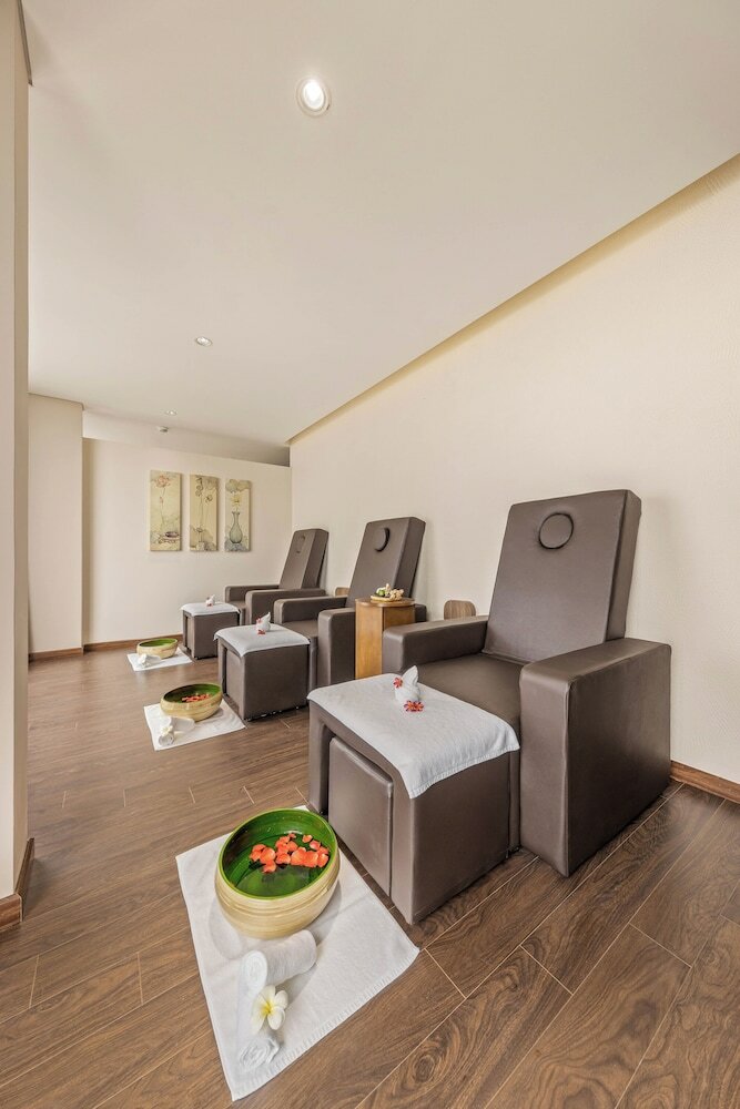 Фото Mangata Beachfront Hotel