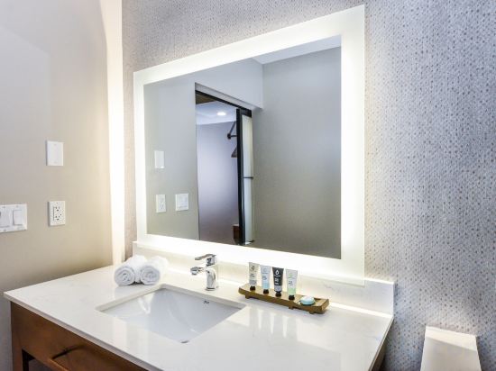 Фото Hollywood Inn Suites Hotel
