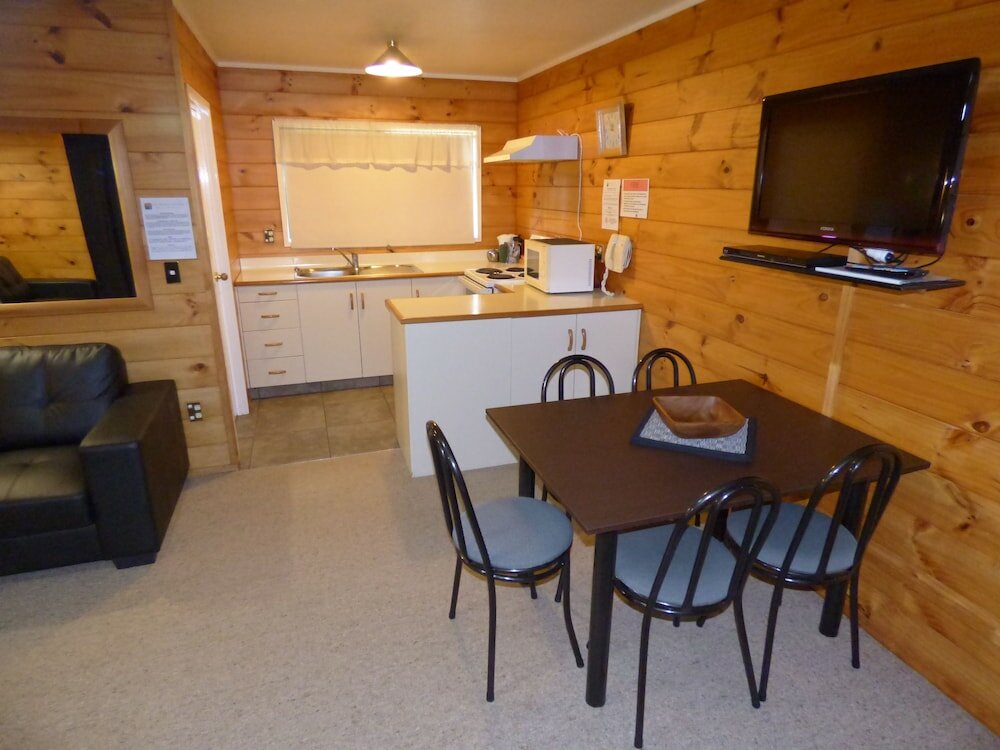 Фото Cedarwood Lakeside Motel & Conference Venue