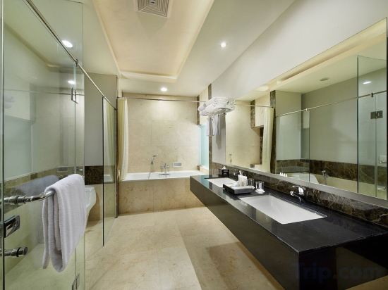 Фото Grand Cakra Hotel