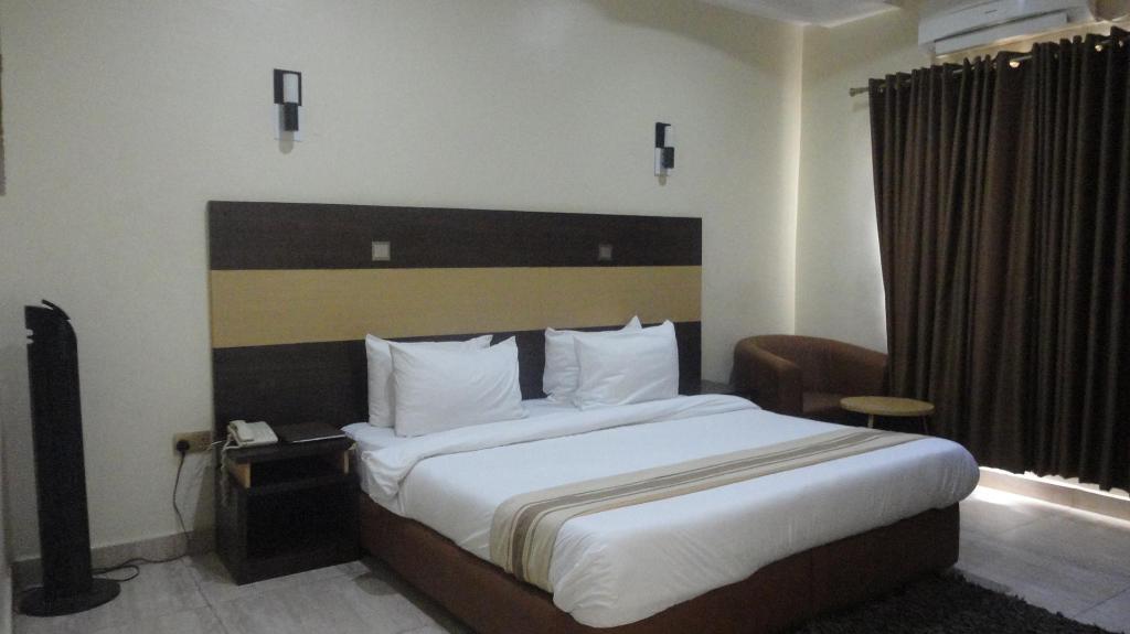 Фото Caesar's Court Hotel and Suites