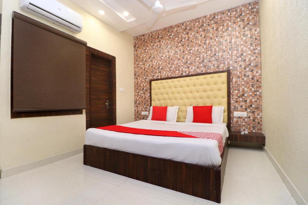Фото Azaad Lifestyle Hotel by Oyo Rooms