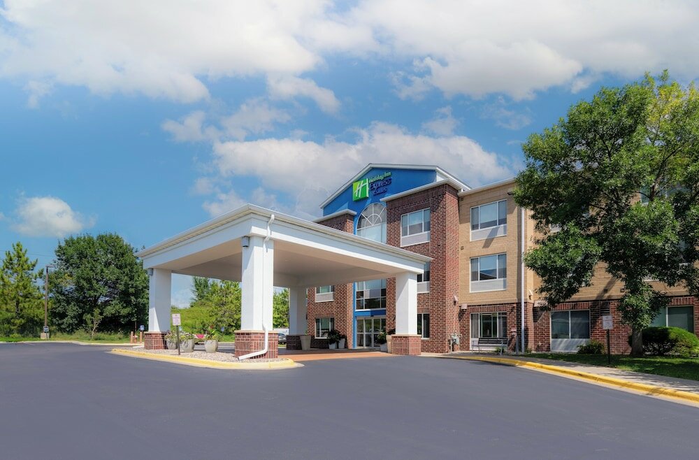 Фото Holiday Inn Express Hotel & Suites Chanhassen, an Ihg Hotel