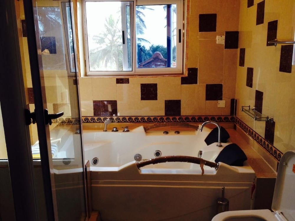 Фото Coconut Pointe Villa & Beach Resort