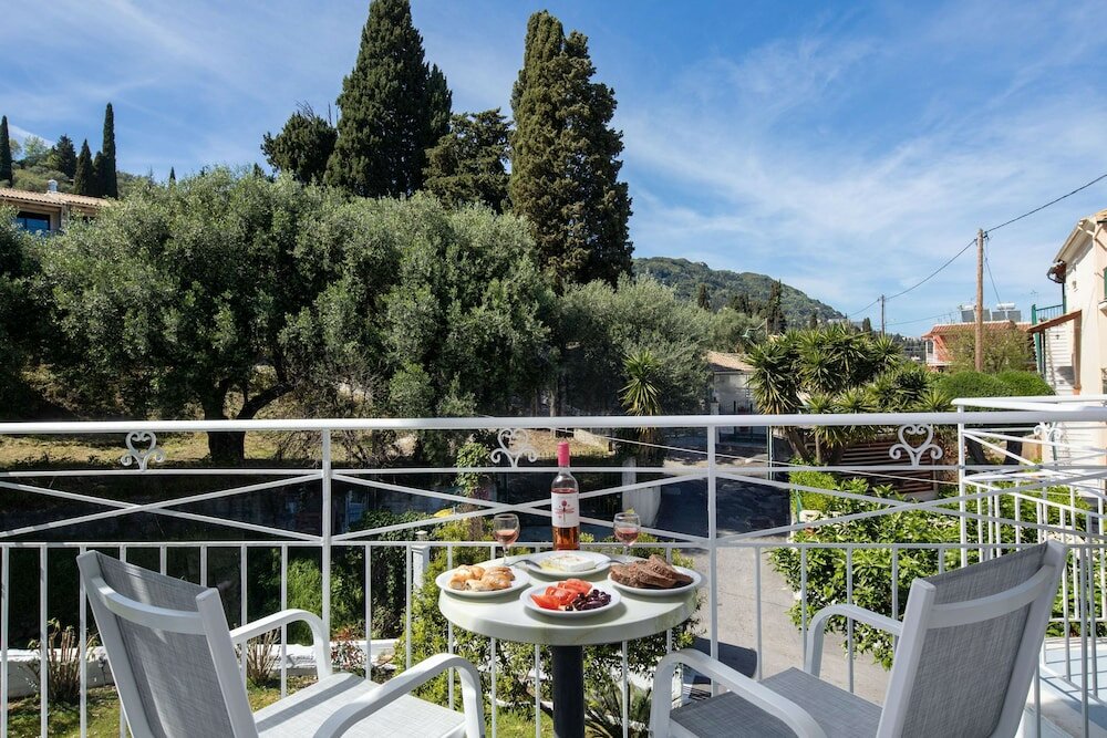 Фото Bella Vista Beach Hotel and Studios