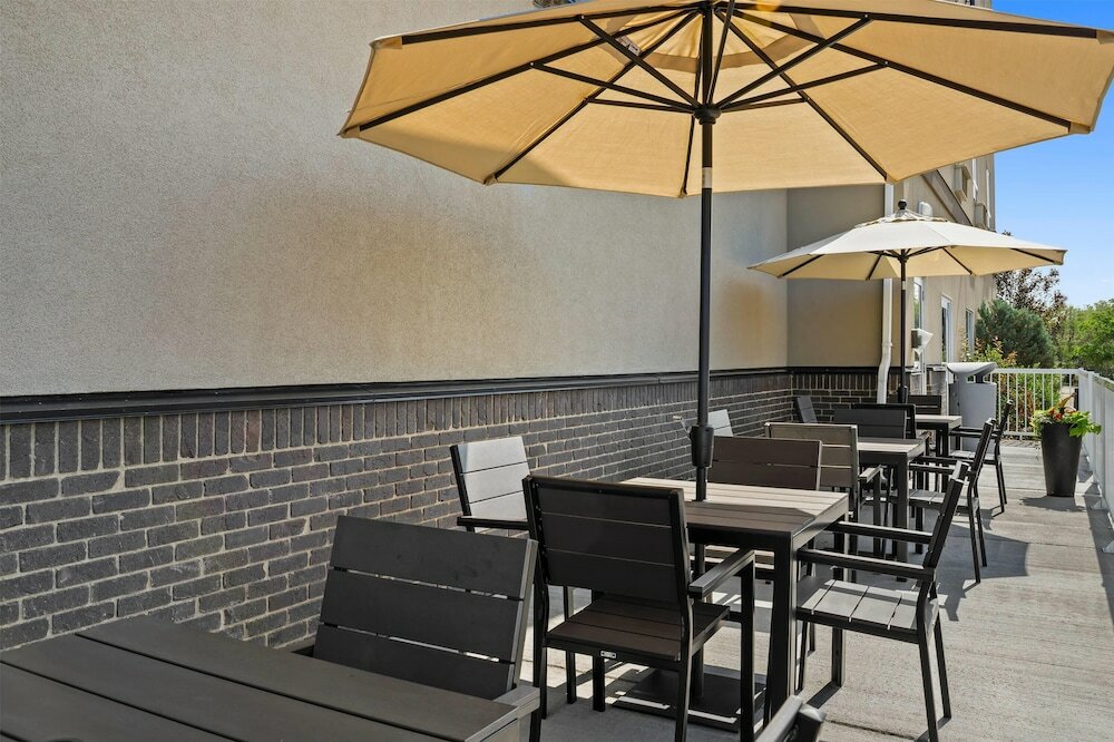 Фото Ramada by Wyndham Drumheller Hotel & Suites