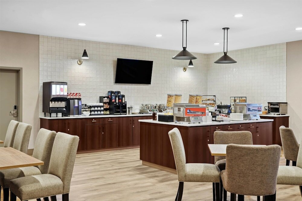 Фото Ramada by Wyndham Drumheller Hotel & Suites
