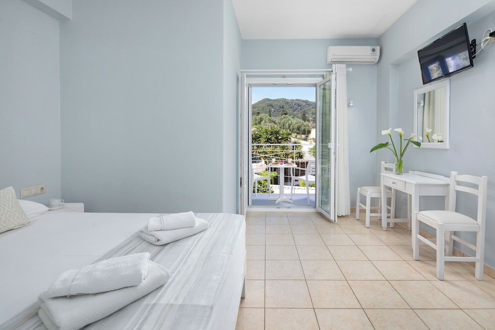 Фото Bella Vista Beach Hotel and Studios