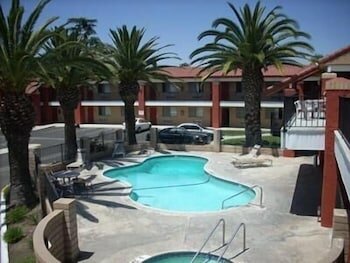Фото Days Inn by Wyndham Hemet