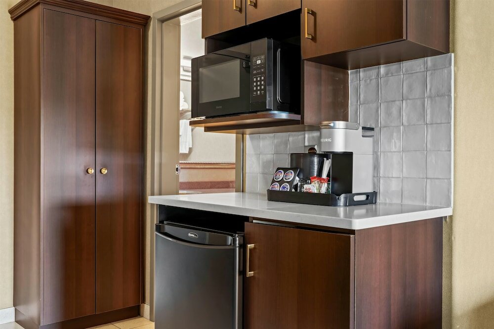 Фото Ramada by Wyndham Drumheller Hotel & Suites
