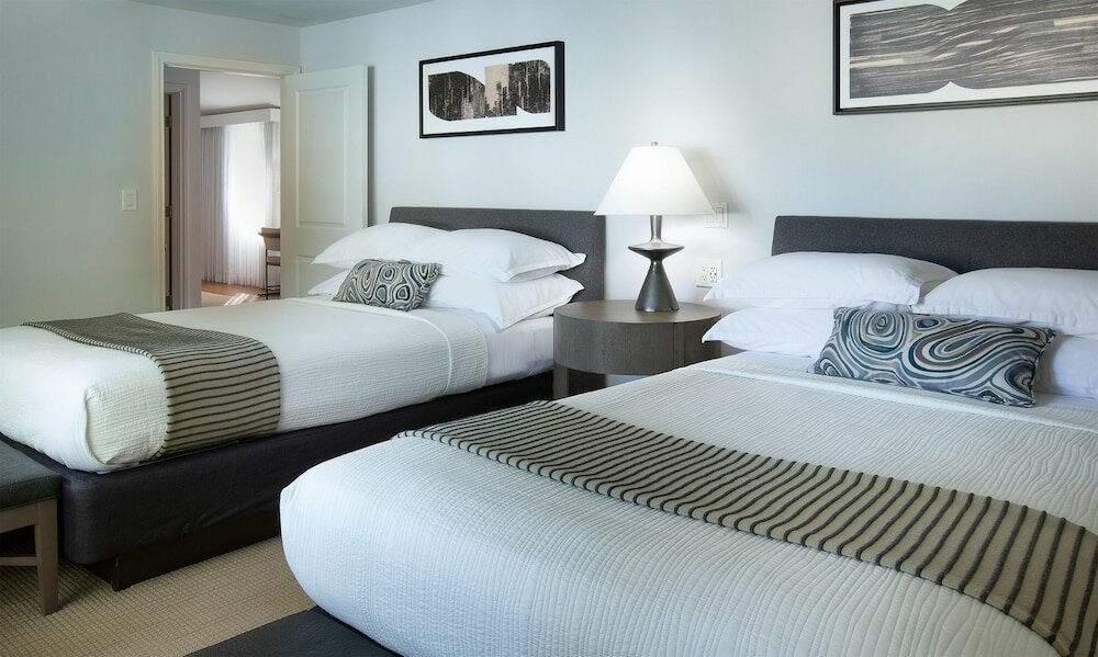 Фото West Beach Inn, a Coast Hotel