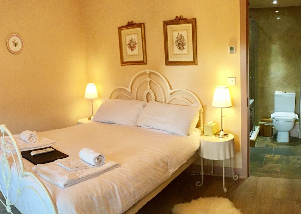 Фото Thatched Cottage Hotel
