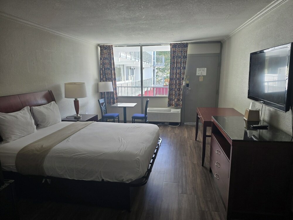 Фото Days Inn by Wyndham Raleigh Downtown South