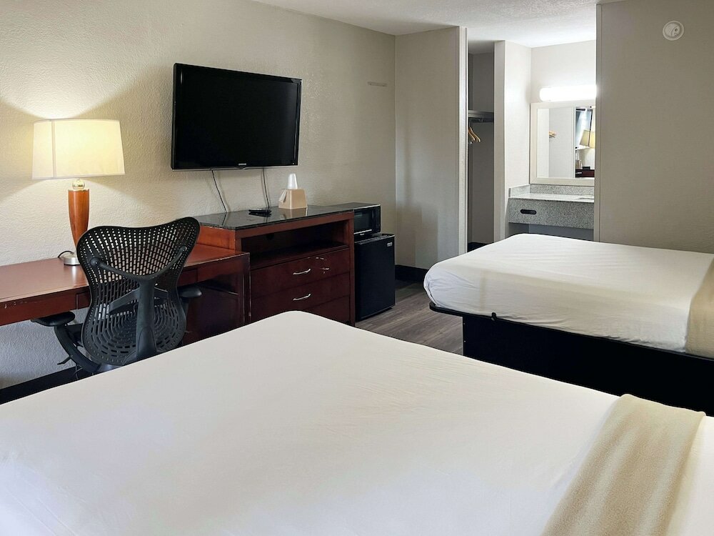Фото Days Inn by Wyndham Raleigh Downtown South