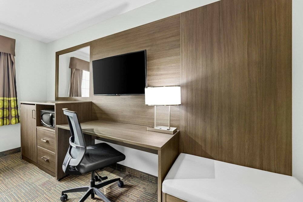 Фото Super 8 by Wyndham Saskatoon Near Saskatoon Airport