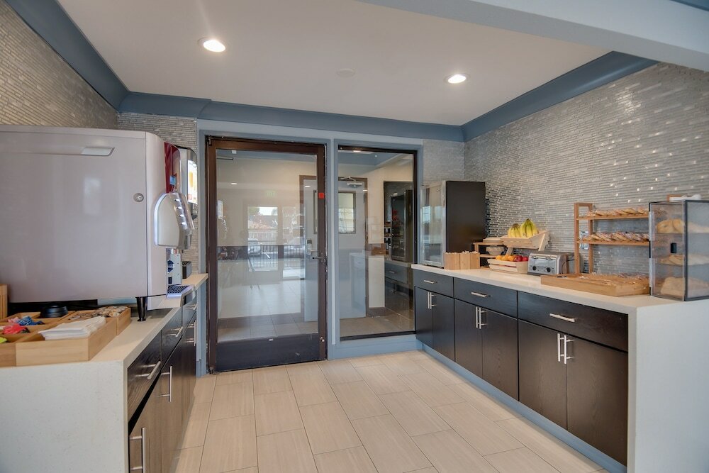 Фото Vagabond Inn Executive Hayward