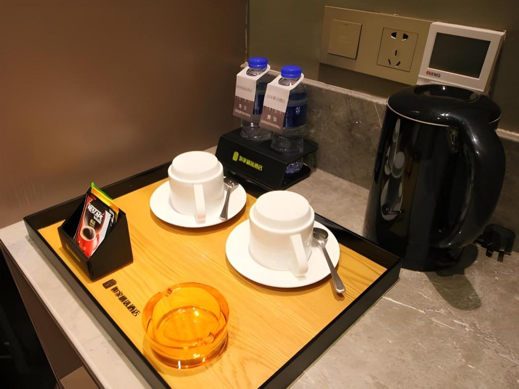Фото Homeinn Plus Hotel Shanghai Bund Jinling East Road