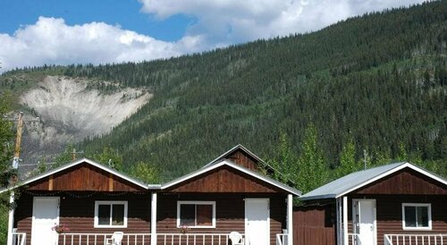 Гостиница Triple J Hotel & Cabins в Доусоне